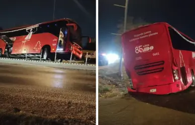 Autobús de ADO a punto de volcarse en el Periférico de Mérida