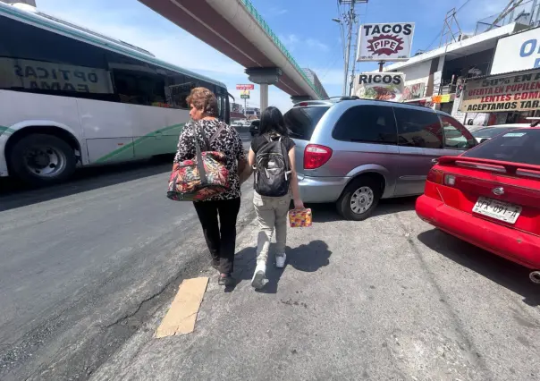 Conductores mal estacionados exponen a peatones en San Nicolás