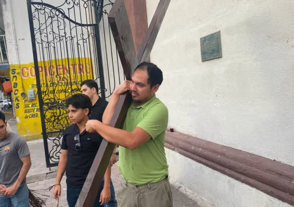 Conoce al hombre que da vida a Jesús en el viacrucis de Victoria