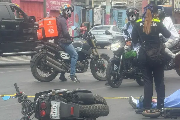 Muere usuaria de scooter al chocar contra moto en Iztapalapa
