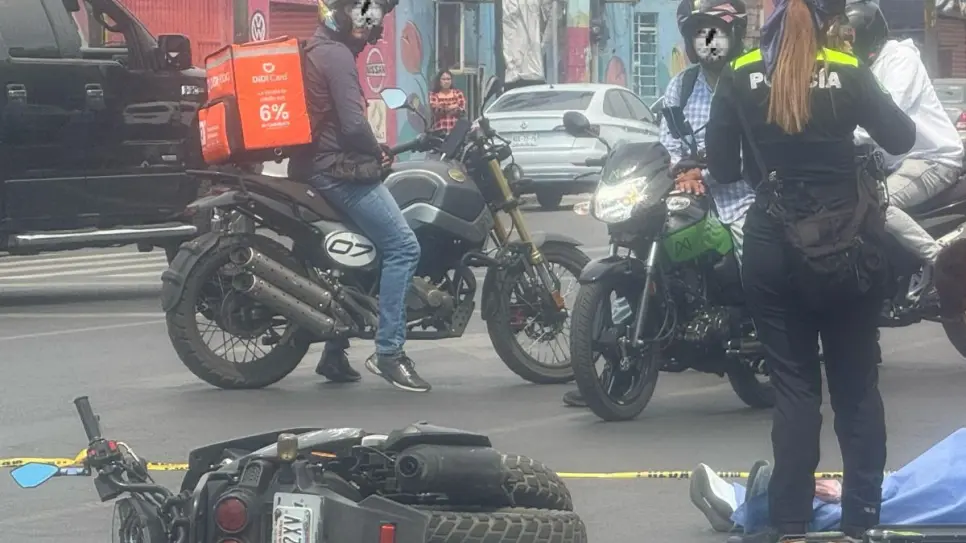 Muere usuaria de scooter al chocar contra moto en Iztapalapa