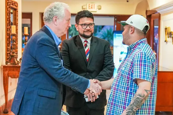 Donald Trump se burla del senador Chris Van Hollen tras reunirse con Kilmar, deportado por error a El Salvador