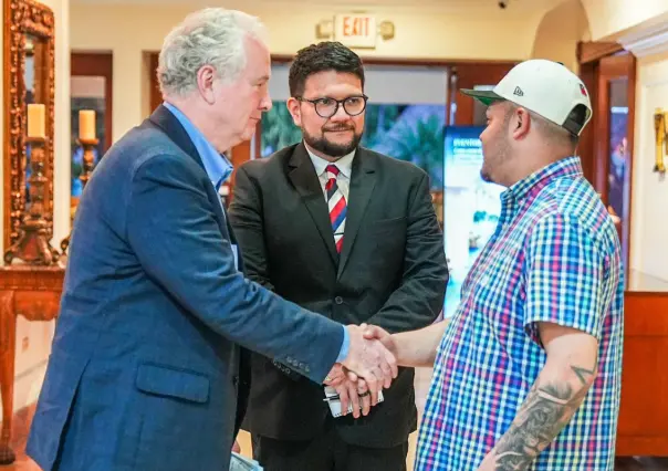 Donald Trump se burla del senador Chris Van Hollen tras reunirse con Kilmar, deportado por error a El Salvador