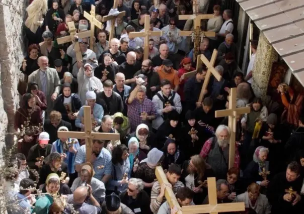Fieles celebran Viernes Santo desde la Ciudad Vieja de Jerusalén, pese a bombardeos en Gaza
