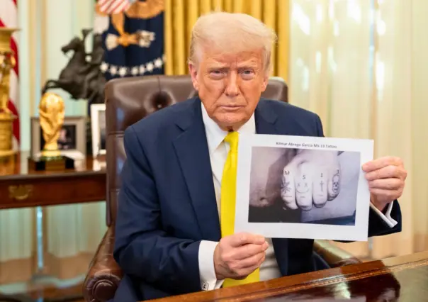 Donald Trump exhibe fotografía y sostiene que deportado por error pertenece a la MS-13