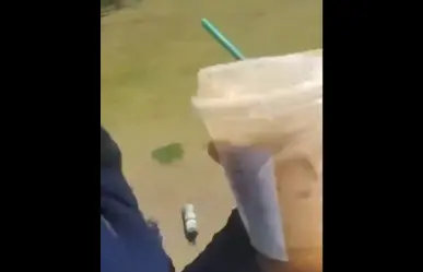 Indiferencia total: toma café junto a herido tras tiroteo en Universidad Estatal de Florida
