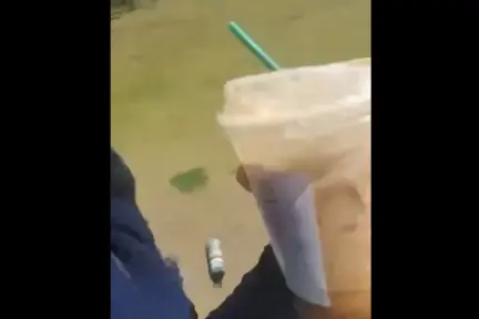 Video tras tiroteo en FSU muestra a persona tomando café junto a víctima herida Video tras tiroteo en FSU muestra a persona tomando café junto a víctima herida