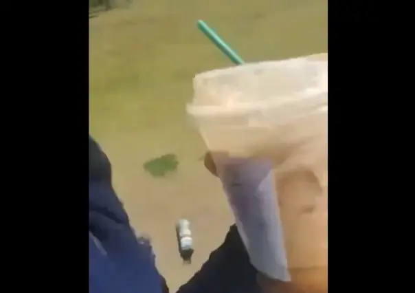 Indiferencia total: toma café junto a herido tras tiroteo en Universidad Estatal de Florida
