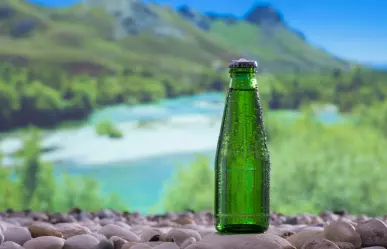 ¿Qué beneficios tiene tomar agua mineral, según expertos?