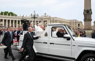 Papa Francisco aparece en el papamóvil durante el Domingo de Pascua