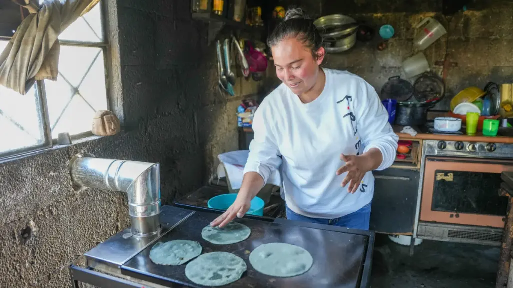 Este es el programa en Tlaxcala que sustituye fogones tradicionales por estufas ahorradoras
