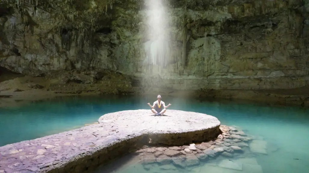 Este es el famoso cenote de Yucatán que es atravesado por un rayo de luz