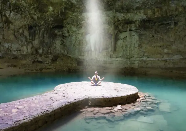 Este es el famoso cenote de Yucatán que es atravesado por un rayo de luz