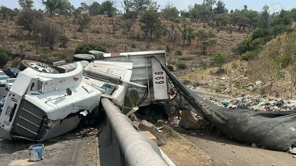 Volcadura de tráiler en la carretera Nicolás Romero–Atizapán