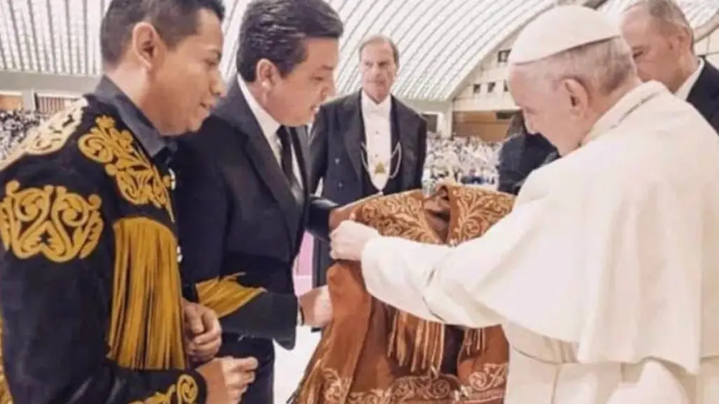 El día que el Papa Francisco recibió una cuera tamaulipeca en el Vaticano