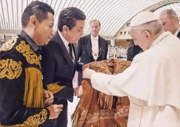 El día que el Papa Francisco recibió una cuera tamaulipeca en el Vaticano