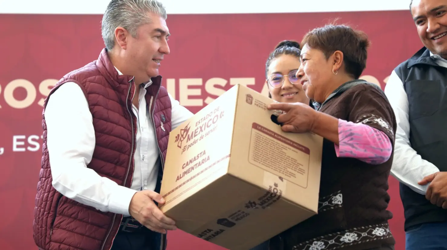 Las despensas gratis contienen productos de la canasta básica en el Estado de México. Imagen: GEM