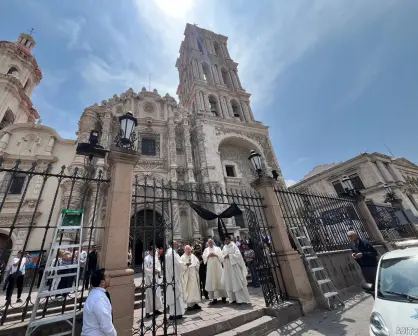 Saltillo se une al luto mundial por muerte del Papa Francisco: así lo despiden en la Catedral de Santiago