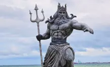 Captan a turista al escalar la estatua de Poseidón en Progreso