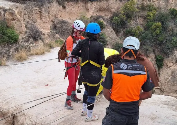 Protección Civil de Nuevo León rescata a mujer atrapada en Pozo del Gavilán de Galeana
