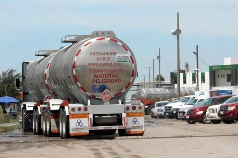 Trailer trasnportando Sustancias peligrosas. Foto: Secretaria de Comunicaciones y Transportes