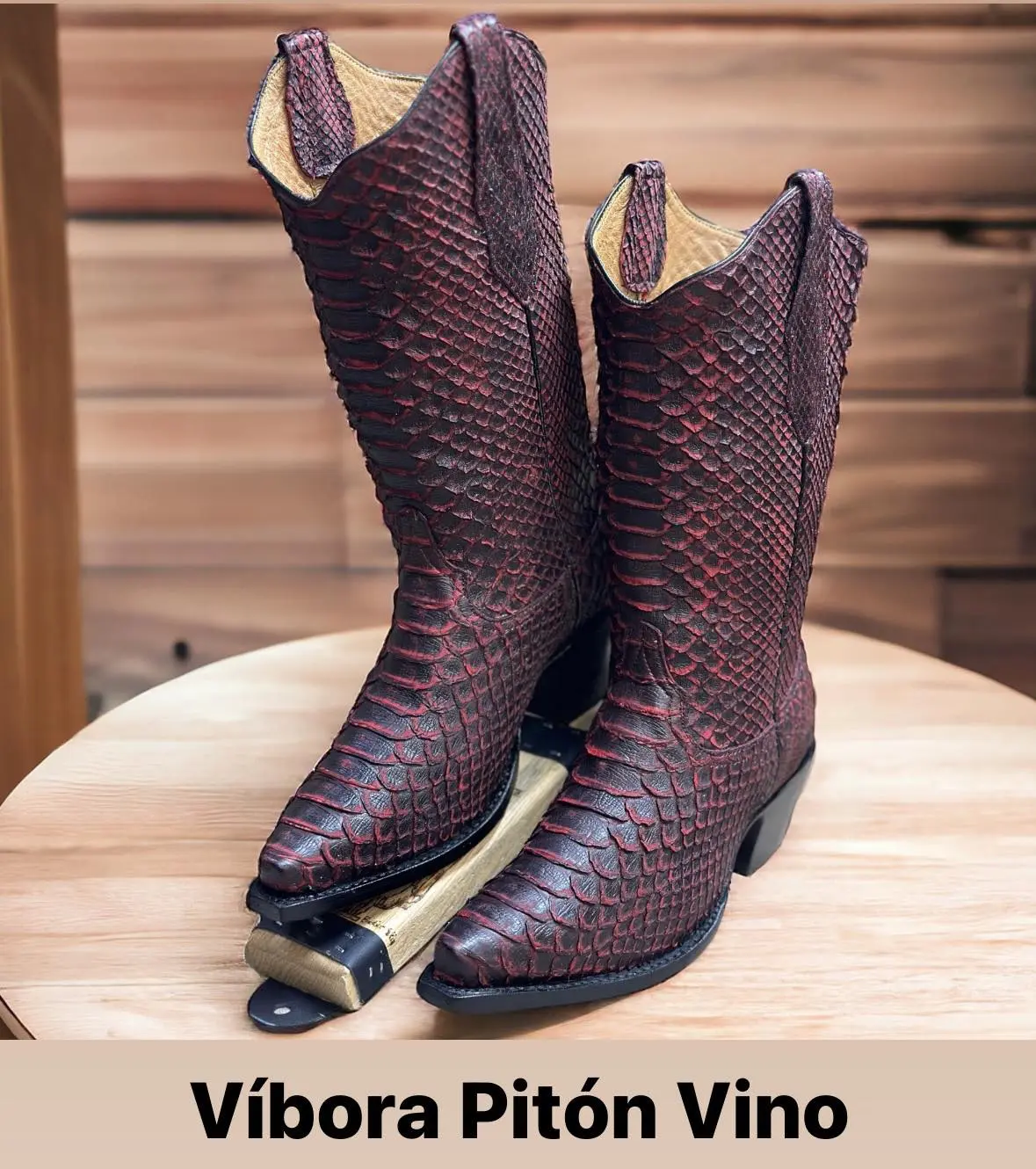 imagen recuadro Víbora Pitón. Foto: Facebook Don Cucos Boots