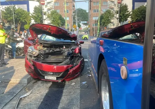Choca trolebús y auto compacto en Benito Juárez, hay una mujer herida