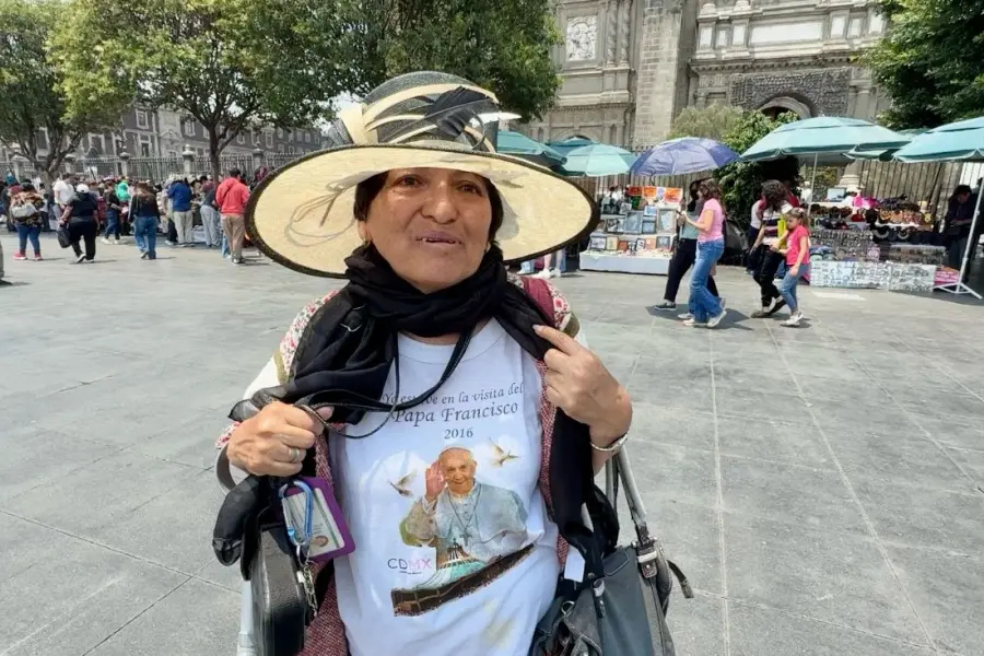 VIDEO | Feligreses católicos en Edomex recuerdan al Papa Francisco tras su fallecimiento