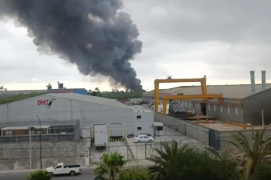 Incendio en fábrica de Bachoco moviliza cuerpos de emergencia en Apodaca
