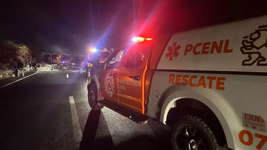 Incendio consume tráiler que llevaba material inflamable en carretera a Laredo