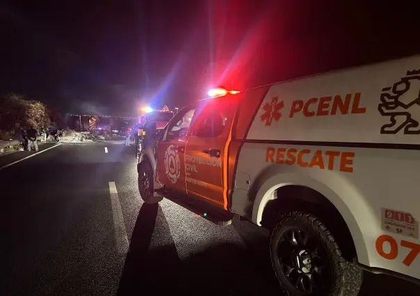 Incendio consume tráiler que llevaba material inflamable en carretera a Laredo