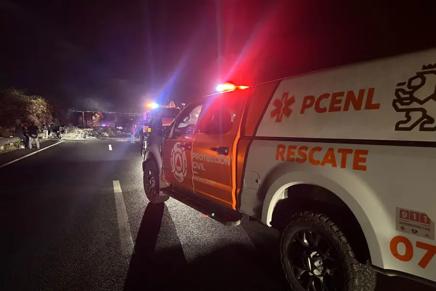 Incendio consume tráiler que llevaba material inflamable en carretera a Laredo