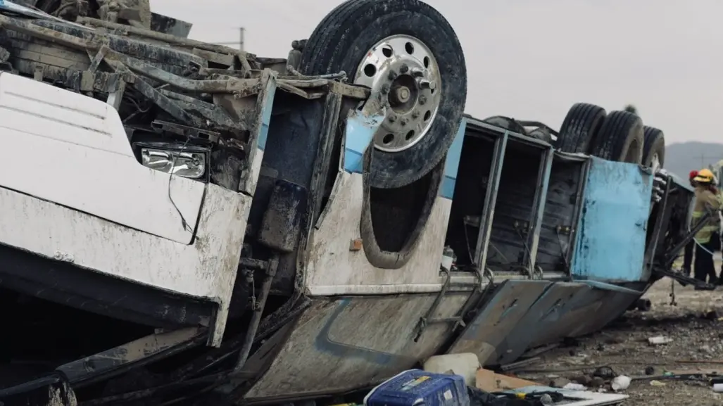 Sube a 3 la cifra de muertos por la volcadura de autobús en Galeana
