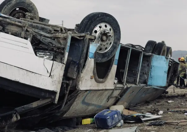 Sube a 3 la cifra de muertos por la volcadura de autobús en Galeana