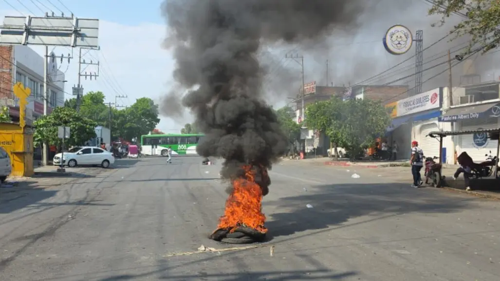 Intentan rescatar a ladrones de autos tras operativo en Atlacholoaya