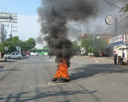 Intentan rescatar a ladrones de autos tras operativo en Atlacholoaya