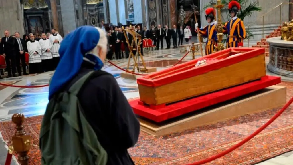 VIDEO | Monja así rompe el protocolo en funeral del Papa Francisco