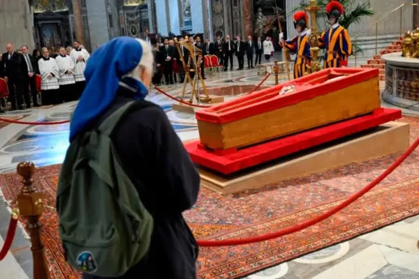 VIDEO | Monja así rompe el protocolo en funeral del Papa Francisco