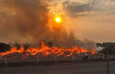 VIDEO | Arde aserradero en Tecámac; el fuego alcanza más de 10 metros