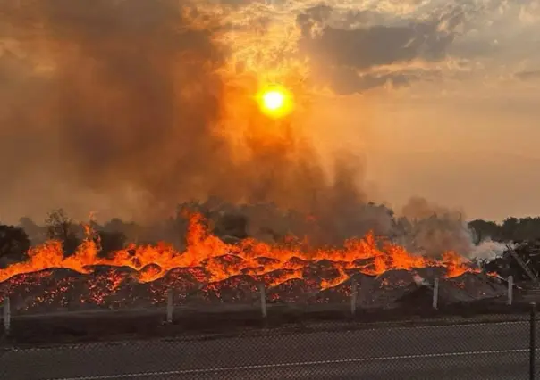 VIDEO | Arde aserradero en Tecámac; el fuego alcanza más de 10 metros