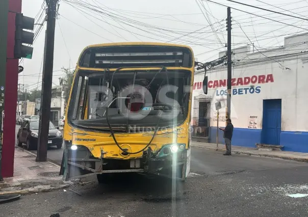 VIDEO | Choque entre camiones urbanos deja caos y 2 heridos en Monterrey