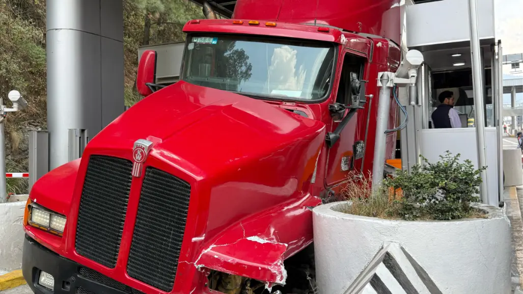 Tráiler choca contra caseta de cobro en la México- Toluca en Cuajimalpa