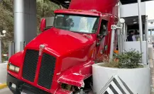 Tráiler choca contra caseta de cobro en la México- Toluca en Cuajimalpa