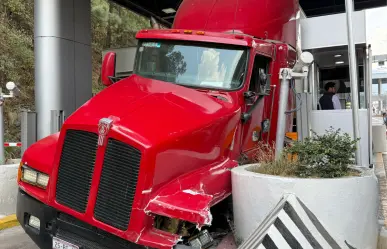 Tráiler choca contra caseta de cobro en la México- Toluca en Cuajimalpa