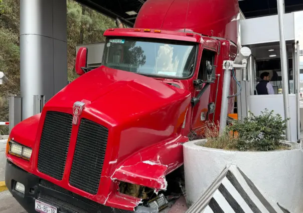 Tráiler choca contra caseta de cobro en la México- Toluca en Cuajimalpa