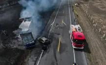 Fuerte incendio luego de chocar tráiler contra varios vehículos sobre carretera Zaragoza-Matamoros