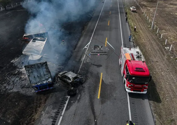 Fuerte incendio luego de chocar tráiler contra varios vehículos sobre carretera Zaragoza-Matamoros