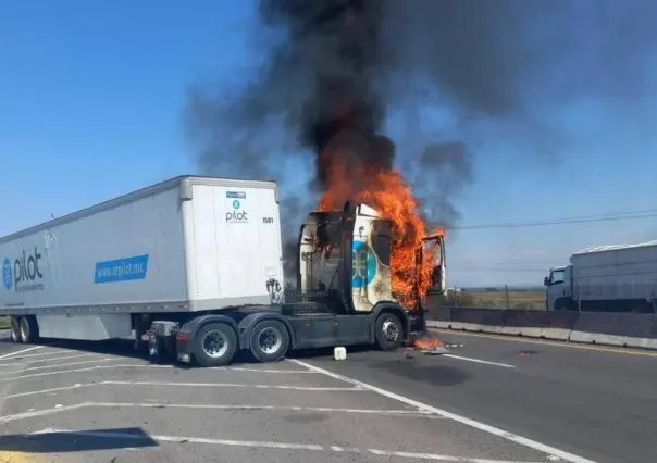 Incendian cuatro tráileres tras narco bloqueos en Guanajuato