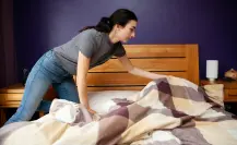 ¿Por qué tender la cama te hace más feliz, según la psicología?