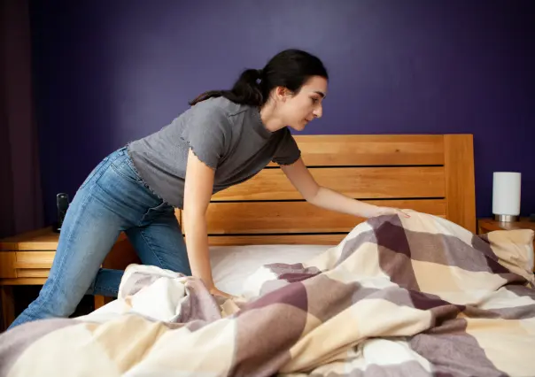 ¿Por qué tender la cama te hace más feliz, según la psicología?